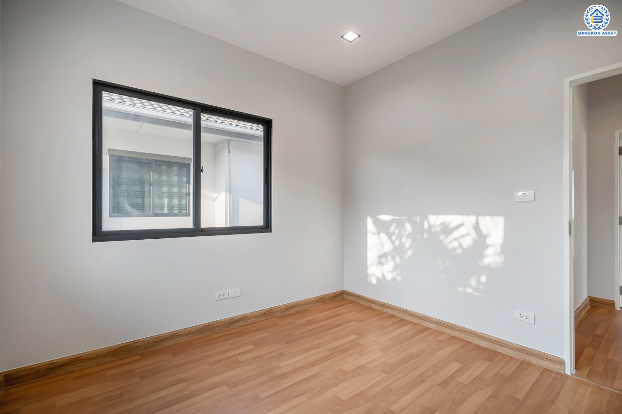 บ้านมือสองตกแต่งใหม่ โครงการ สราญสิริ ติวานนท์-แจ้งวัฒนะ1 หลังมุม เนื้อที่ 59.2 ตร.ว. ดีไซน์ตอบทุกไลฟ์สไตล์ ฟังก์ชัน 3 ห้องนอน 3 ห้องน้ำ จอดรถได้ 2 คัน Living ชั้นบนกว้างขวาง บนทำเลติดถนนใหญ่ เชื่อมต่อทุกเส้นทาง ใกล้จุดขึ้นทางด่วน "ศรีสมาน"